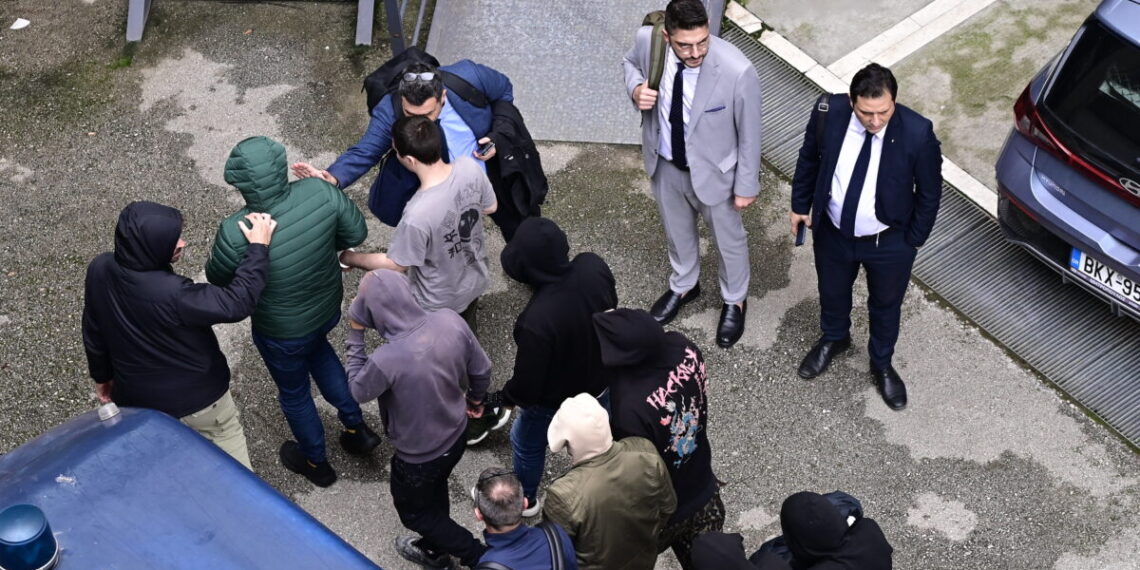 ΟΠΕΚΕΠΕ: Στην Ευελπίδων για να απολογηθούν οι κατηγορούμενοι για τις παράνομες επιδοτήσεις – Δείτε βίντεο