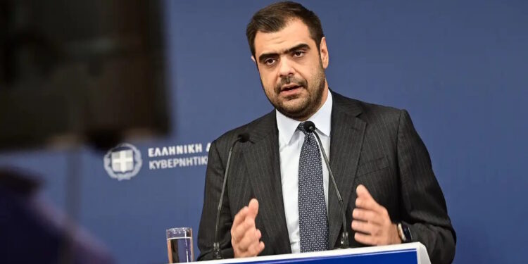 Δείτε live την ενημέρωση των πολιτικών συντακτών από τον Παύλο Μαρινάκη