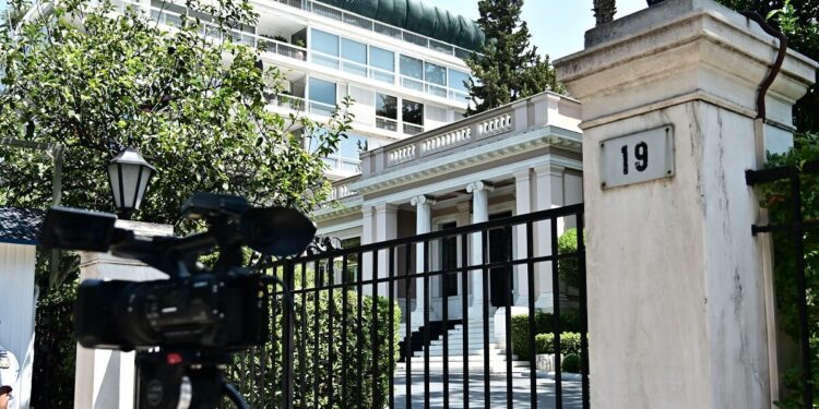 Κυβερνητικές πηγές σε Ευάγγελο Βενιζέλο: Δεν απαιτείται η παρουσία 151 βουλευτών για την έγκυρη λήψη απόφασης