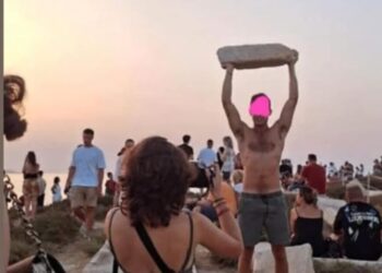 Πορτάρα Νάξου: Αγανάκτηση για τουρίστες που σηκώνουν μάρμαρα και κάνουν πικ-νικ πάνω στα αρχαία