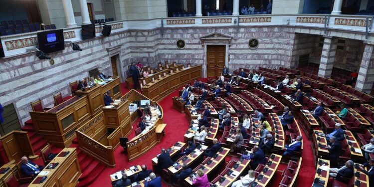 «Φθηνό λαϊκισμό» και «δημιουργία εντυπώσεων» χαρακτηρίζουν κυβερνητικές πηγές την μαζική αποχώρηση της Αντιπολίτευσης από την ψηφοφορία για προανακριτική