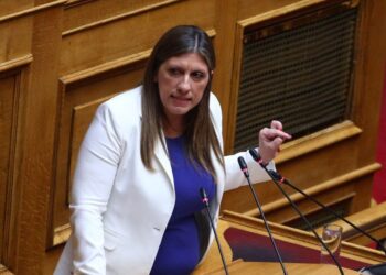 Η Ζωή Κωνσταντοπούλου υπερασπίστηκε τον Καραναστάση «στόλισε» τον Λαζαρίδη: «Γυμνοσάλιαγκα, λέσι, υποκείμενο»