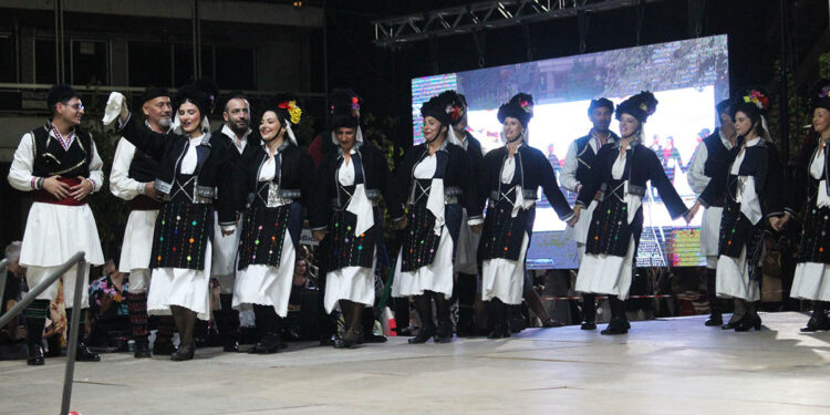 Αγρίνιο: Φαντασμαγορική η έναρξη του 20ου Διεθνούς Φεστιβάλ Παραδοσιακών Χορών (φωτορεπορτάζ)