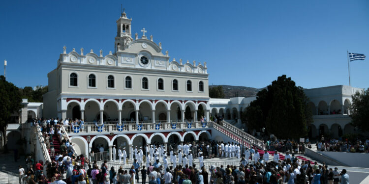 Δεκαπενταύγουστος στην Τήνο: Χιλιάδες πιστοί στο νησί για την Κοίμηση της Θεοτόκου – Συγκίνηση στην έπαρση της ελληνικής σημαίας