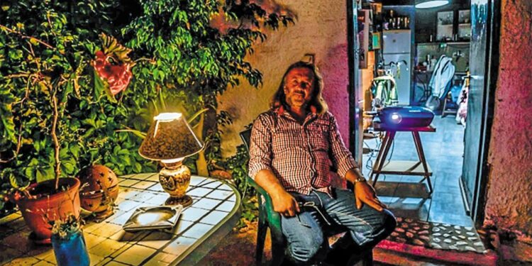 CINE ΚΟΚΚΙΝΙΑ: Ένα vintage θερινό σινεμά στην αυλή αιωνόβιου προσφυγικού σπιτιού στην Πρέβεζα