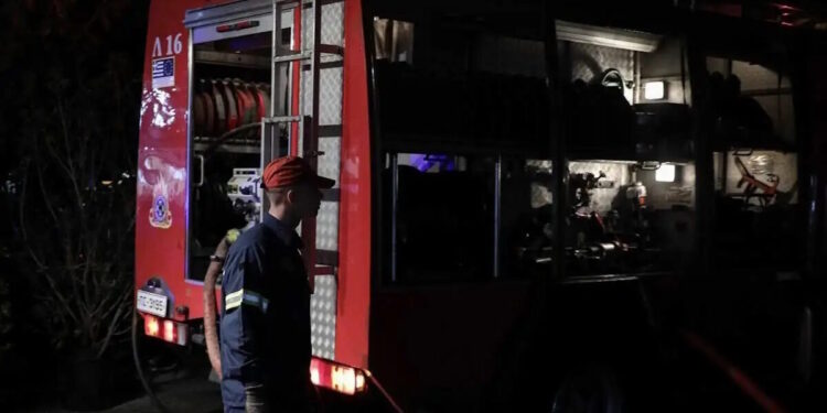 Φωτιά σε σπίτι στο Κορωπί – Κλειστή η λεωφόρος Αγίας Μαρίνας