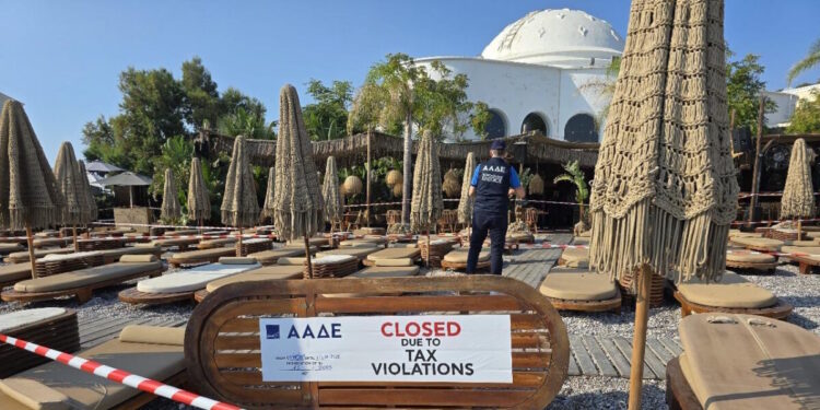 Λουκέτο 48 ωρών και πρόστιμο 10.500 ευρώ από την ΑΑΔΕ σε γνωστό beach bar στην Ρόδο