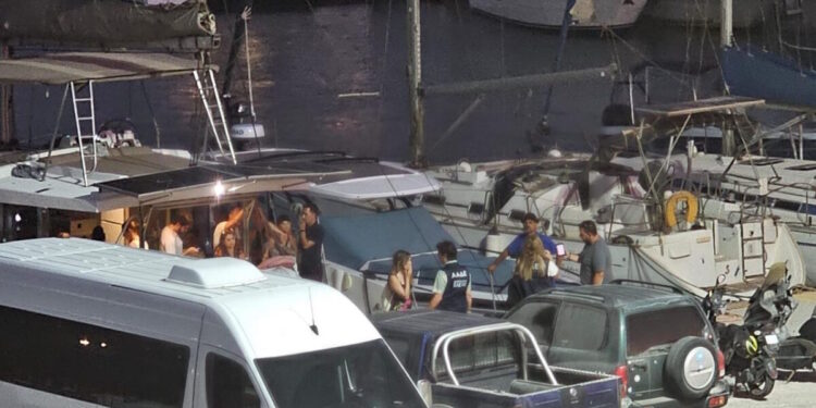 Επιχείρηση «Κρουαζιέρα θα σε πάω» στη Σαντορίνη: Πρόστιμα από την ΑΑΔΕ ύψους 14.140 ευρώ