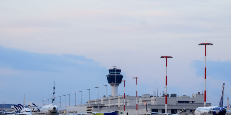 Απεργία ΑΔΕΔΥ: Παράνομη η στάση εργασίας των ελεγκτών εναέριας κυκλοφορίας – Κανονικά οι πτήσεις την Πέμπτη