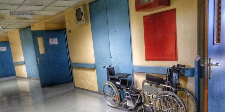 Οδηγός αυτοκινήτου στα Τρίκαλα παρέσυρε άνθρωπο σε αναπηρικό αμαξίδιο και τον εγκατέλειψε