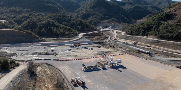 Αλευράδα Βάλτου Αμφιλοχίας: Τραγωδία στο έργο αντλησιοταμίευσης – Νεκρός χειριστής μηχανήματος