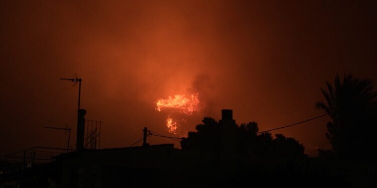 Φωτιά στην Κερατέα: Η πιο δύσκολη νύχτα στα πύρινα μέτωπα