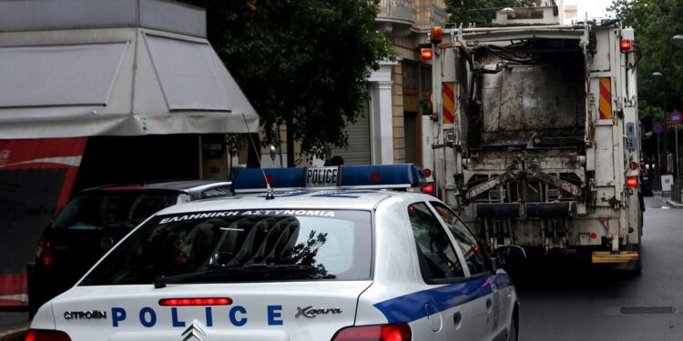 Νεαροί ξυλοκόπησαν οδηγό απορριμματοφόρου στον Ασπρόπυργο – Στο νοσοκομείο ο εργαζόμενος