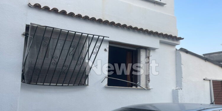 Ασπροβάλτα: Παραμένει διασωληνωμένος ο τουρίστας που τραυματίστηκε από την έκρηξη στα ενοικιαζόμενα δωμάτια