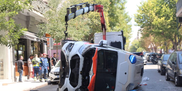 Η στιγμή που λευκό βαν εμβολίζει το ασθενοφόρο στο Γουδί και εξαφανίζεται – Σοκάρει η περιγραφή του διασώστη για τον ασθενή που σκοτώθηκε