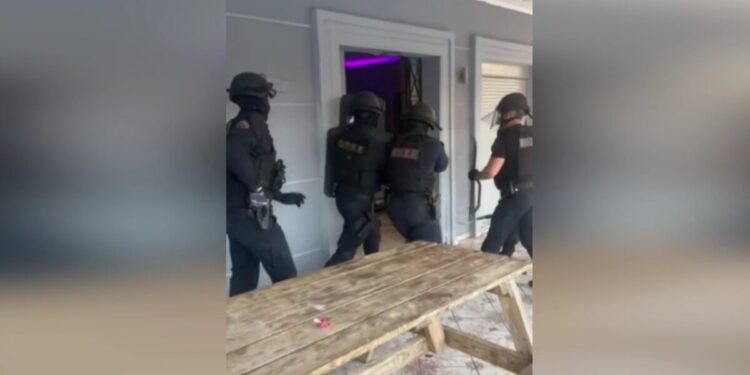 Μεγάλη αστυνομική επιχείρηση στη δυτική Αττική: 11 συλλήψεις για ναρκωτικά και ρευματοκλοπή