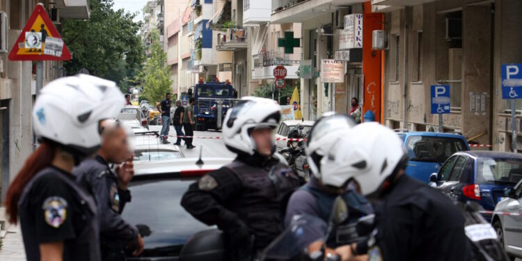 Χολαργός: 57χρονος άνδρας πέταξε μολότοφ και ταμπουρώθηκε στο σπίτι του