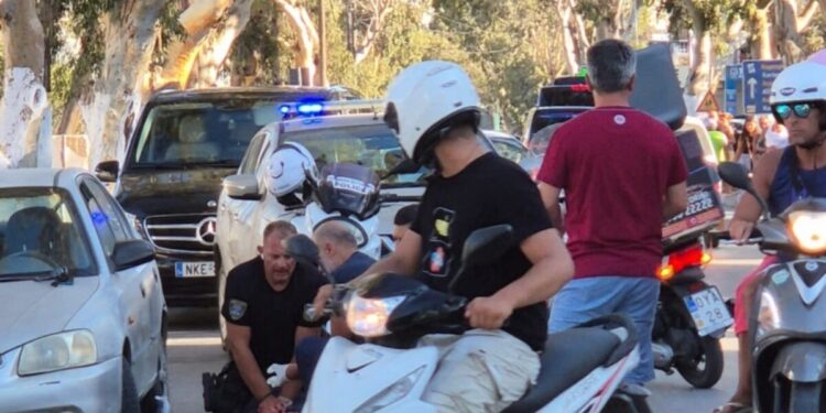 Σαντορίνη: Αστυνομικός έσωσε άνδρα που είχε χάσει τις αισθήσεις του – Του έκανε ΚΑΡΠΑ 20 λεπτά