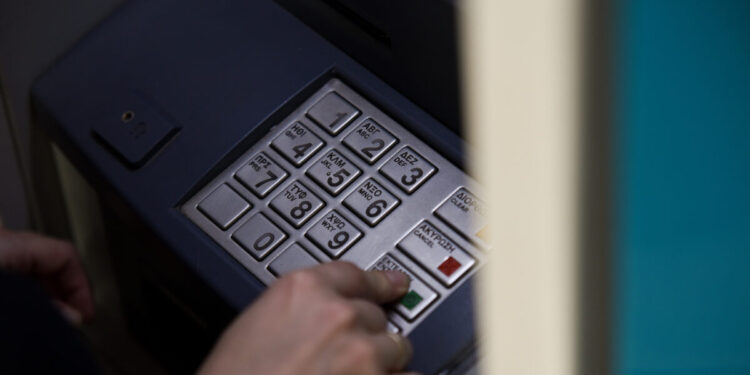 Αλλαγές στα ATM: Δωρεάν από σήμερα οι αναλήψεις μετρητών – Πλαφόν στις χρεώσεις από μηχανήματα τρίτων παρόχων