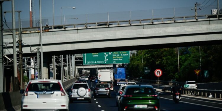 Καθυστερήσεις στην Αττική Οδό προς Ελευσίνα μετά από τροχαίο στον Ασπρόπυργο