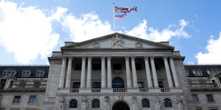 Η Τράπεζα της Αγγλίας μείωσε τα επιτόκια στο 4%