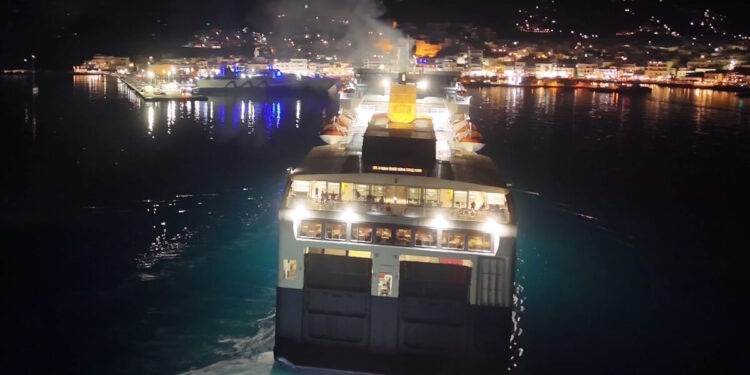 Η αριστοτεχνική μανούβρα του «Blue Star 1» στη Νάξο – Βίντεο από τον εντυπωσιακό κατάπλου