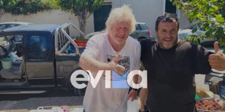 Ο Μπόρις Τζόνσον κάνει διακοπές στην Εύβοια και ποζάρει χαμογελαστός με πλανόδιο μανάβη στην Κάρυστο