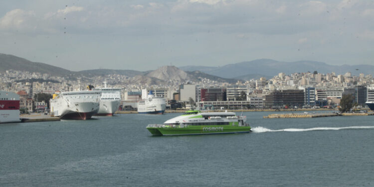 Μηχανική βλάβη στο Flying Cat 3 λίγο πριν τον απόπλου: Ταλαιπωρία για 340 επιβάτες στο λιμάνι του Πειραιά