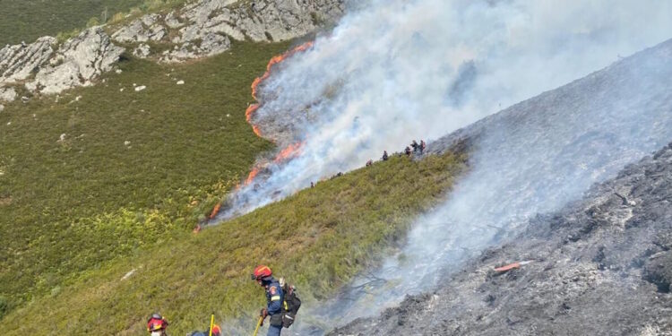 Οι Έλληνες δασοκομάντος της ΕΜΟΔΕ που επιχειρούν στις μεγάλες πυρκαγιές της Ισπανίας – Εικόνες από τη μάχη με τα πύρινα μέτωπα