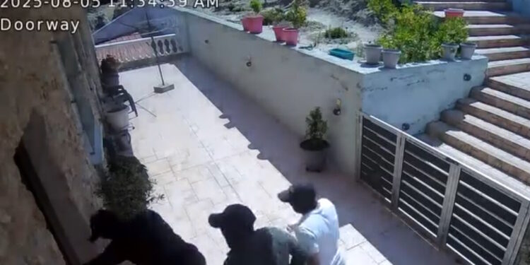 Βίντεο – ντοκουμέντο από εισβολή σε σπίτι στην Αρχαία Κόρινθο: Τέσσερις κουκουλοφόροι παραβιάζουν κατοικία μέρα μεσημέρι