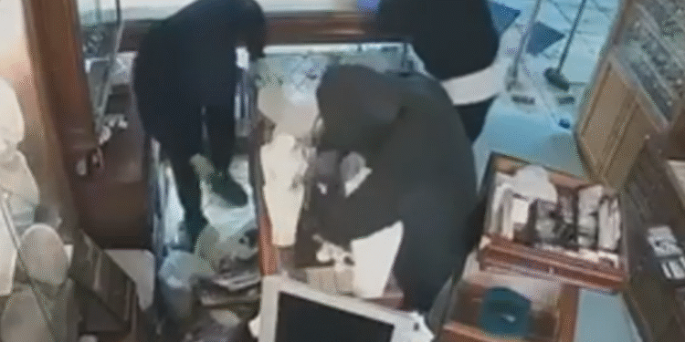 Θεσσαλονίκη: Καρέ καρέ η ληστεία σε κοσμηματοπωλείο από σπείρα ληστών – 11 συλλήψεις και λεία 194.000 ευρώ