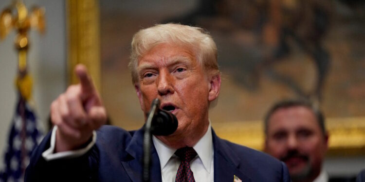 Ο Τραμπ απειλεί να αυξήσει τους δασμούς της Ινδίας τα επόμενα 24ώρα