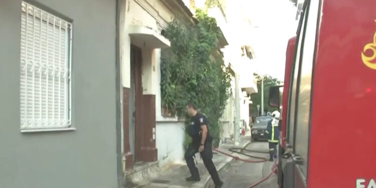 Φωτιά σε σπίτι στη Δραπετσώνα: Απομακρύνθηκαν γείτονες με αναπνευστικά προβλήματα