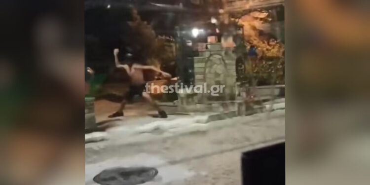 Νεαροί πέταξαν νερόμπομπες σε λεωφορείο στη Θεσσαλονίκη: Δείτε βίντεο