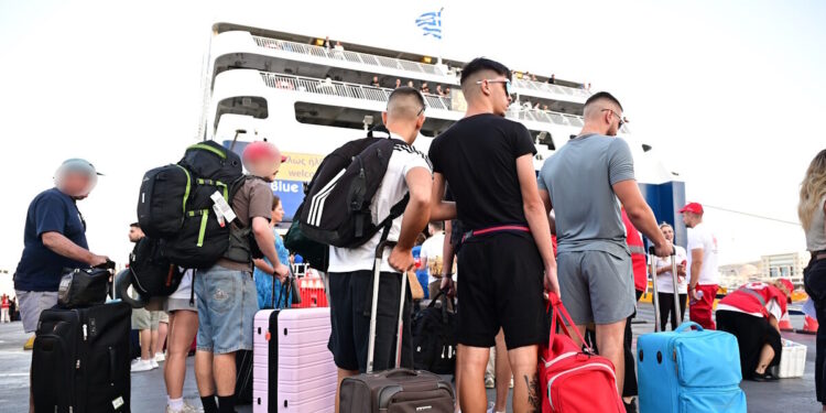 Απαγορευτικό απόπλου σε Πειραιά, Ραφήνα και Λαύριο λόγω των ισχυρών ανέμων: Ταλαιπωρία για εκατοντάδες επιβάτες