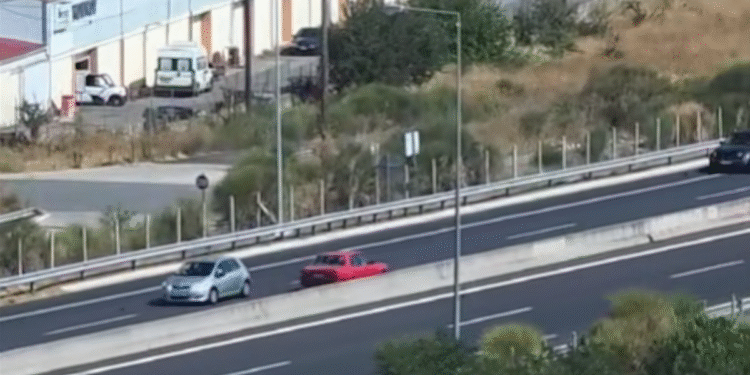 Τρίπολη: Σοκαριστικό βίντεο με αυτοκίνητο να κινείται ανάποδα στην Εθνική Οδό