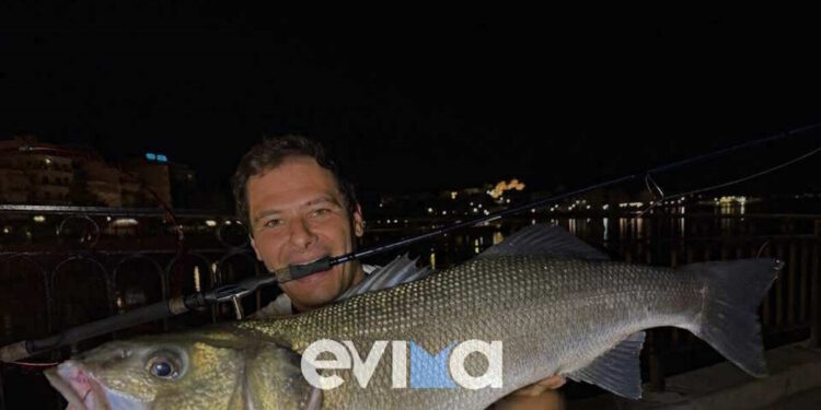 Ψαράς στην Εύβοια έβγαλε λαβράκι 6 κιλά με το καλάμι του – Εικόνες από την εντυπωσιακή ψαριά