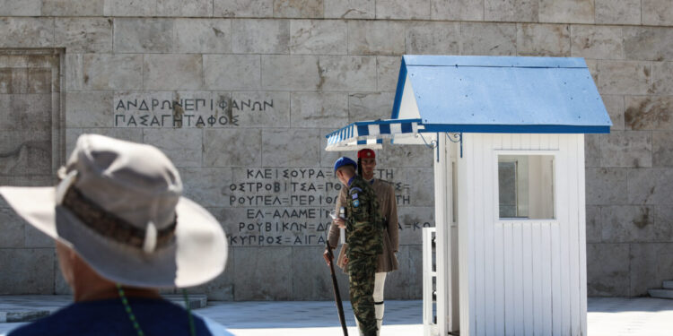 Τι έγινε με τον 23χρονο μετανάστη στο Μνημείο του Αγνώστου Στρατιώτη – Δεν συνελήφθη