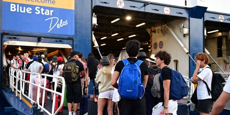 Φεύγουν οι πρώτοι αδειούχοι του Αυγούστου – Γεμάτα τα πλοία στα λιμάνια