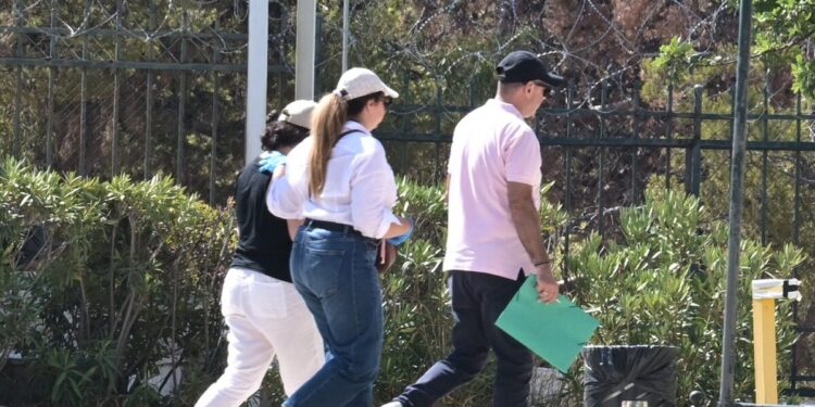 Παλαιό Φάληρο: Ετοιμαζόταν να φύγει από την Ελλάδα η μητέρα της 3χρονης – Με κουλούρι Θεσσαλονίκης στα χέρια εμφανίστηκε στο δρόμο για τα δικαστήρια