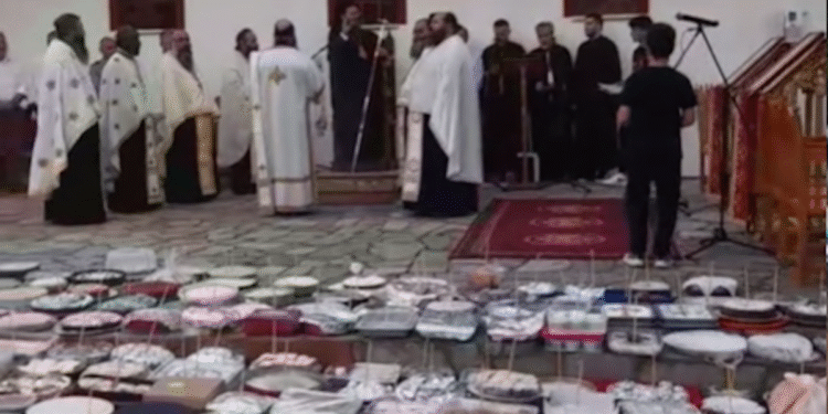 Απίστευτα βίντεο από τις αμέτρητες φανουρόπιτες που «πλημμύρισαν» τις εκκλησίες για την μνήμη του Αγίου Φανούριου