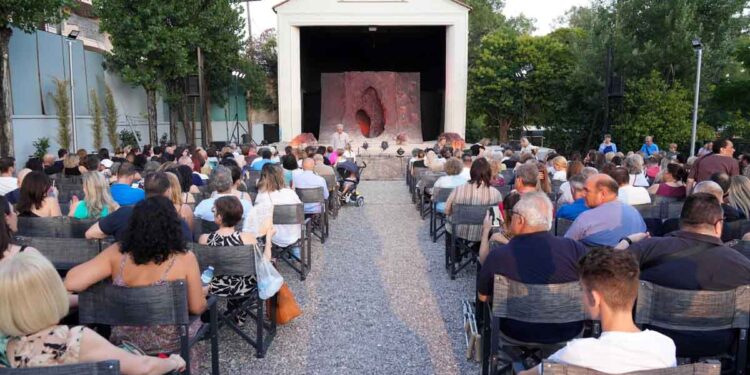 Το ΔΗΠΕΘΕ Αγρινίου για τις κυκλοφοριακές ρυθμίσεις με αφορμές τις παραστάσεις στο Κηποθέατρο