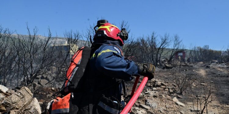 Φωτιά στην Αιτωλοακαρνανία και μήνυμα του 112 για εκκένωση δύο περιοχών
