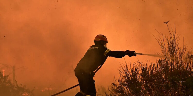 Φωτιά στην Αθηνών – Σουνίου στη Βάρη σε ξερά χόρτα