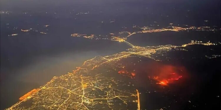 Φωτιά στην Πάτρα: Συγκλονιστική αεροφωτογραφία αποτυπώνει την πύρινη κόλαση