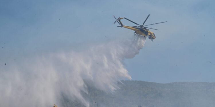 Φωτιά στα Γεβενά στην περιοχή Βάλια Κάλντα