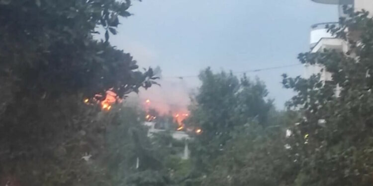 Φωτιά στις Σέρρες στον λόφο του Κουλά – Οι φλόγες φαίνονται πάνω από την πόλη, ήχησε το 112