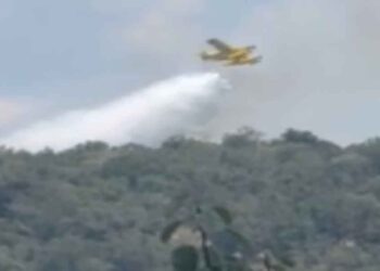 Πολύ επικίνδυνη φωτιά ξέσπασε ανάμεσα Στρογγυλοβούνι και Παλαιομάνινα (video)