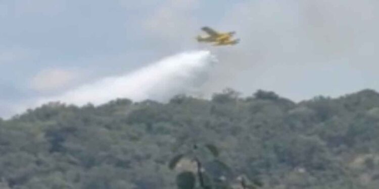 Πολύ επικίνδυνη φωτιά ξέσπασε ανάμεσα Στρογγυλοβούνι και Παλαιομάνινα (video)