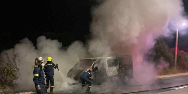 Τουριστικό βαν έπιασε φωτιά μέσα στη μέση της Λεωφόρου Σπάτων – Αρτέμιδος